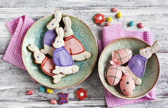 Galletitas de conejo de Pascua en plato. 