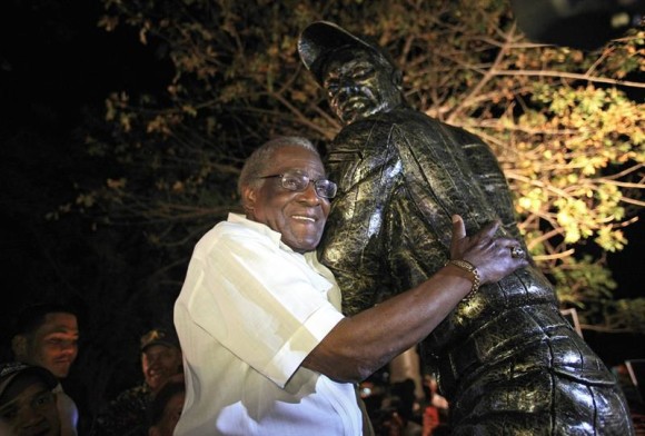 Miñoso, que marcó su debut en los Medias Blancas el 1 de mayo de 1951 pegando cuadrangular de dos carreras en su primer turno al bate contra el abridor derecho de los Yanquis de Nueva York, Vic Raschi, fue el primer pelotero negro en las mayores y el primer latinoamericano que incursionó en la Gran Carpa del béisbol, en 1949.