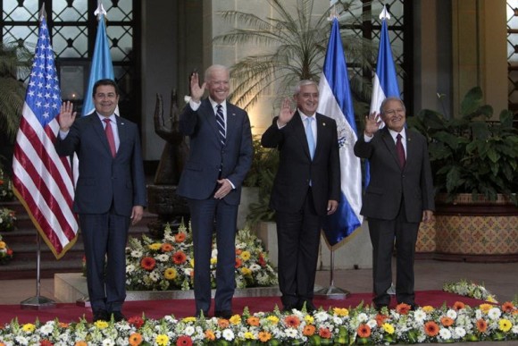 De izquierda a derecha, el presidente de Honduras, Juan Orlando Hernández; el vicepresidente de Estados Unidos, Joe Biden; el presidente de Guatemala, Otto Pérez Molina, y el presidente de El Salvador, Salvador Sánchez Cerén, posan en el Palacio Nacional de la Cultura en Ciudad de Guatemala.