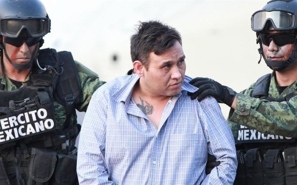 Militares custodian al l&iacute;der de la organizaci&oacute;n criminal de Los Zetas, Omar Trevi&ntilde;o Morales, quien fue detenido en la localidad de Garza Garc&iacute;a del estado de Nuevo Le&oacute;n, M&eacute;xico.