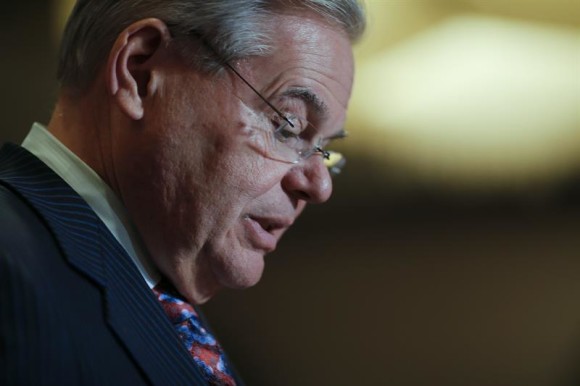 El senador demócrata estadounidense Robert Menéndez ofrece declaraciones a la prensa en el aeropuerto de Newark, en el estado de Nueva Jersey. Menéndez afirmó que siempre se ha comportado "de acuerdo con la ley" y aseguro que él y el multimillonario dominicano Salomon Melgen han sido "verdaderos amigos" por décadas.