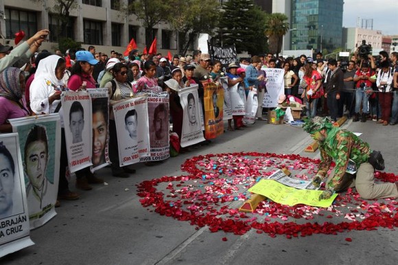 Familiares de los 43 estudiantes desaparecidos en septiembre de 2014 en Ayotzinapa, en el sur de México, empiezan una gira por 43 ciudades de Estados Unidos para difundir su situación ante las instituciones locales, organizaciones internacionales y la comunidad latina.