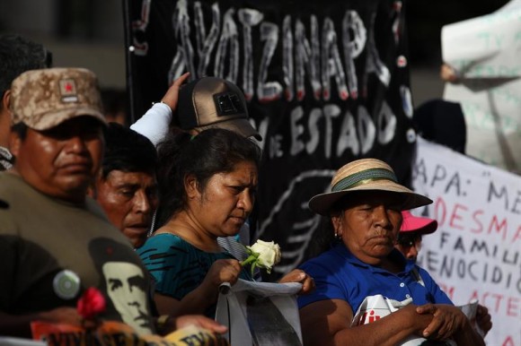 Un grupo de familiares de los 43 estudiantes que desaparecieron en México el 26 de septiembre pasado viajarán en las próximas semanas a EE.UU. en tres caravanas que recorrerán varias ciudades del país para denunciar un caso que todavía no está cerrado.