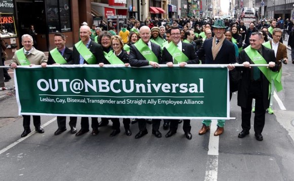 Miembros de OUT@NBCUniversal, un grupo de empleados gais de la corporación NBCUniversal, durante el Desfile de San Patricio en Nueva York