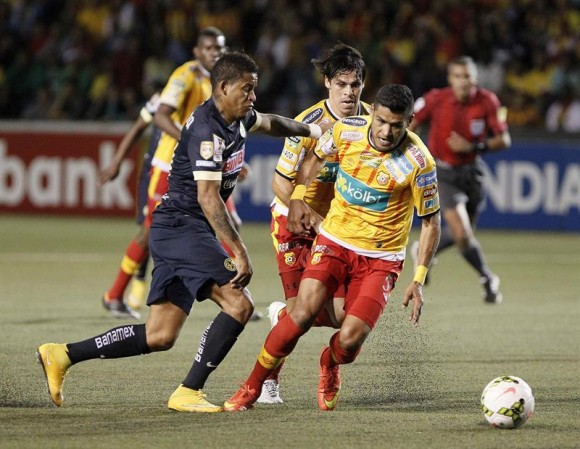Michael Arroyo (i) del Am&eacute;rica de M&eacute;xico disputa el bal&oacute;n con Luis Hern&aacute;ndez (d) y Christian Montero (c) del Herediano de Costa Rica