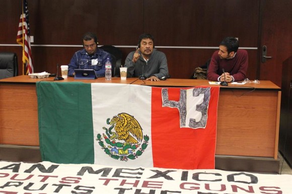  El portavoz de la "Caravana 43", Felipe de la Cruz (c), acompa&ntilde;ado de Vidulfo Rosales (i), abogado de las familias del Centro de Derechos Humanos de la Monta&ntilde;a Tlachinollan; y Salvador Sarmiento (i), miembro de la "Caravana 43", participan en una rueda de prensa hoy en Washington.