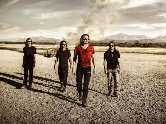  El cantante de la banda, Fher Olvera (frente) dijo que el dolor del coraz&oacute;n tras un divorcio y la explosi&oacute;n de sentimientos llegaron a las canciones del nuevo disco de la agrupaci&oacute;n, "Cama incendiada", transformados en la alegr&iacute;a que desprende un &aacute;lbum sexy, lleno de letras picantes y ex&oacute;ticas fusiones de ritmos. 