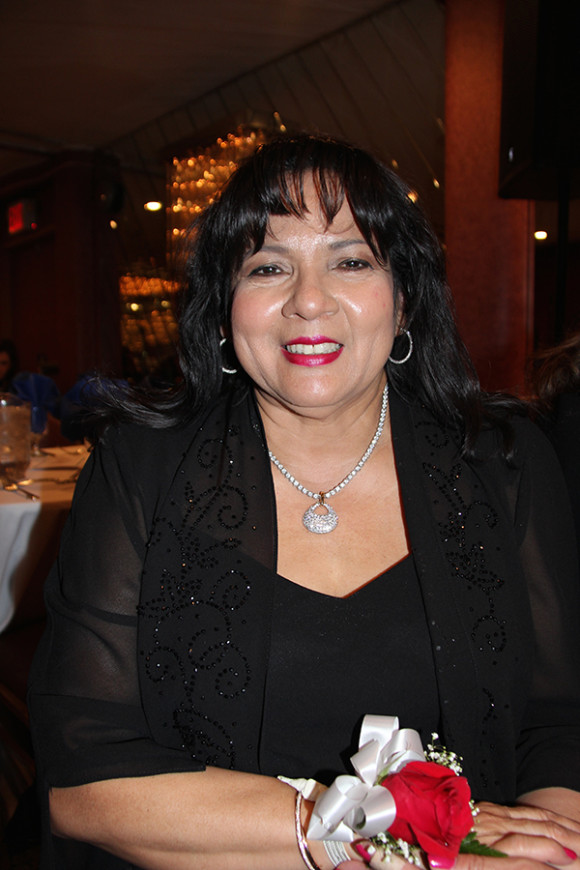 Alma Mart&iacute;nez, hondure&ntilde;a, ha sido parte del Comit&eacute; del Desfile de la Hispanidad durante diecisiete a&ntilde;os. Tiene a su cargo la Publicidad del Desfile y confiesa disfrutar mucho promocionando la cultura, el folclor y las manifestaciones de todas los pa&iacute;ses.