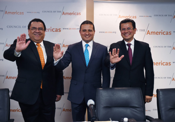 (De izquierda a derecha.) Los cancilleres de Honduras, Arturo Corrales; de Guatemala, Carlos Morales; y de El Salvador Hugo Martínez saludan durante una reunión de cancilleres en Washington DC.