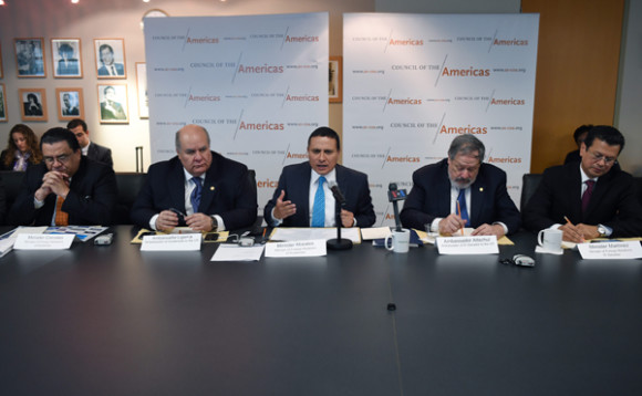 (De izquierda a derecha) El canciller de Honduras Arturo Corrales; el embajador de Guatemala en Estados Unidos, Julio Ligorria; el canciller de Guatemala Carlos Morales; el embajador de El Salvador en Estados Unidos, Francisco Altschul y el canciller de El Salvador, Hugo Martínez durante una reunión en Washington DC.