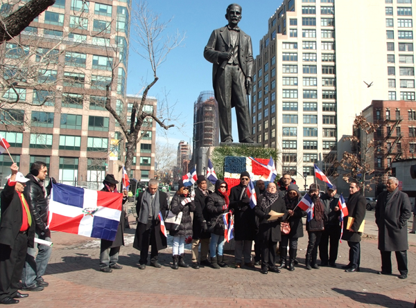 Dominicanos rinden tributo a Juan Pablo Duarte junto a su consulado en NY