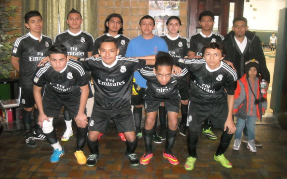 Los juveniles del F.C. &Aacute;guilas en la categor&iacute;a Sub-17, que vienen desempenando una buena campa&ntilde;a, en el campeonato de la Latin United Youth Soccer League. (Foto: Buki Chapin). 