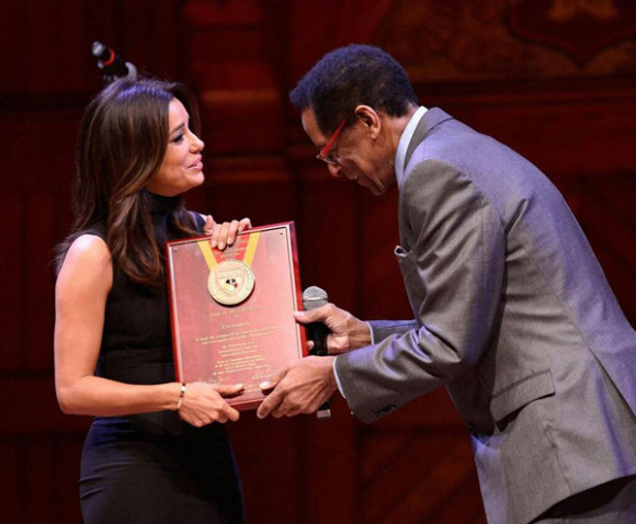 Eva Longoria fue galardonada como Artista del Año 2015 por la Fundación Harvard de Interculturalidad y Relaciones Raciales, la medalla de las artes más prestigiosa que otorga la institución