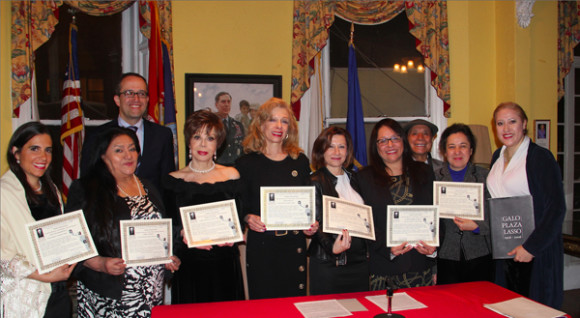 El C&oacute;nsul General Adjunto de M&eacute;xico en Nueva York, Gerarado Gizzo, en la parte posterior izquierda, junto a las mujeres reconocidas, de Izq. a Der. Silvia Siller, poeta y bailarina; Teresa Yenque, actriz de cine y TV; Marlene Tovar, cantante profesional; Alicia Kaplan, actriz multifac&eacute;tica; Cristina Dom&eacute;nech, Directora de Programas Educativos de Hispanic Society of America; Patricia Sierra-Sampson, Voluntaria de la Fundaci&oacute;n Gabriela Mistral; Jaime Andrade, Presidente Honorario del Comit&eacute; Galo Plaza, la renombrada pianista y catedr&aacute;tica Mirian Conti y la autora de esta nota, promotora de los reconocimientos.