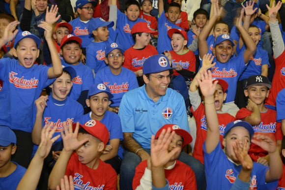 El  gran empresario dominicano, Charles Cana&aacute;n Camilo, de la prestigiosa empresa de env&iacute;os Salcedo Cargo Express, (Centro), a quien ser&aacute; dedicado el XXIII torneo a celebrarse el pr&oacute;ximo 25 de abril, se confunde con los ni&ntilde;os de la Fundaci&oacute;n Dominicana de Deportes en Nueva York. 