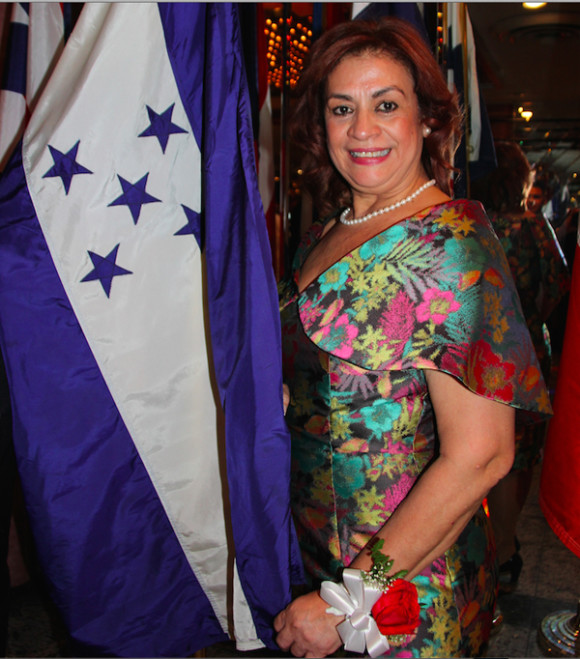 La Nueva Presidente de la Junta Directiva, Do&ntilde;a Myrna Guerra, es hondure&ntilde;a, inici&oacute; su participaci&oacute;n en el Comit&eacute; del Desfile de la Hispanidad en 1971 como reina de una instituci&oacute;n, muy entusiasmada y estremecida por todo el apoyo y afecto recibidos dijo: &ldquo;Ahora con gran emoci&oacute;n me encuentro celebrando como Presidente junto a mi esposo, mi hija, mi familia y amigos&rdquo;.
