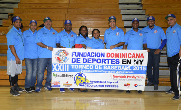 De izquierda a derecha Henry Garc&iacute;a, entrenador de b&eacute;isbol; Plutalco Veras, Henry Castillo, Secretario General; Daniel Reyes, Presidente; Maireni Crisp&iacute;n, Mildred Cede&ntilde;o, Charles Cana&aacute;n, asesor de la FDDNY y a quien est&aacute; dedicado el torneo 2015; Balduino Lemos, Manuel Mercedes, coordinador de eventos y Rafael Cabral.       