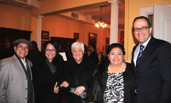 Compartiendo amenamente captamos al grupo integrado de Izq. a Der. Jaime Andrade, Patricia Sierra-Sampson junto a su madre; la reconocida actriz Do&ntilde;a Teresa Yenque y el C&oacute;nsul General Adjunto de M&eacute;xico en Nueva York, Gerarado Gizzo.