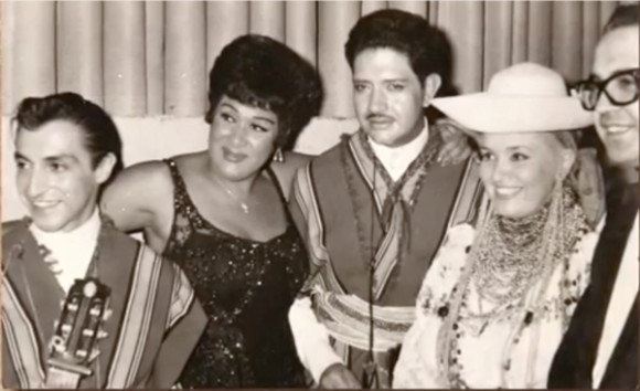 Con el Trio Los Brillantes logran fama internacional, en la foto de Izq. a Der. el Maestro Homero Hidrobo, la cantante Olga Guillot, Héctor Jaramillo y Olga Gutiérrez con un traje tipico de la serranía ecuatoriana.
