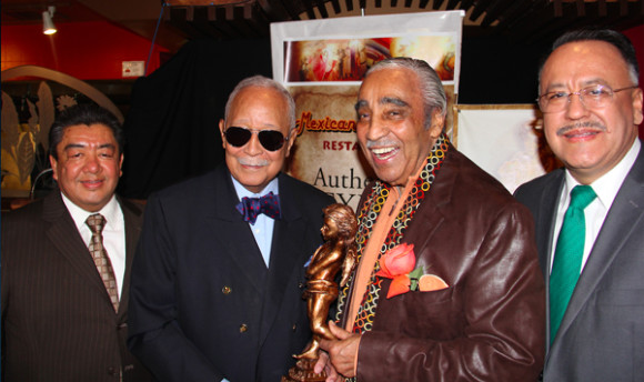 Luego de la entrega del reconocimiento posaron para Impacto de Izq. a Der. el anfitri&oacute;n Don Jaime Lucero; el Ex Alcalde de Nueva York, Hon. David Dinkins; el Hon. Charles Rangel, Congresista homenajeado y el Dr. Gabriel Rinc&oacute;n, importante l&iacute;der de la comunidad Mexico-Americana a nivel nacional.