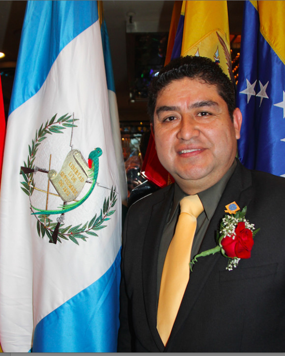 Edgardo Alonso, guatemalteco, Ex Presidente y actual Coordinador, radica hace 30 a&ntilde;os en Nueva York y 25 de ellos ha sido miembro del Comit&eacute; del Desfile de la Hispanidad. Es uno de los directivos que m&aacute;s tiempo ha ocupado la coordinaci&oacute;n del comit&eacute;. Fue Presidente el 2003 y el 2010. Disfruta todo lo relacionado al folclore y tradiciones de los pa&iacute;ses. &ldquo;Nuestra obligaci&oacute;n es mantener nuestras ra&iacute;ces y costumbres para que no se pierdan, aprovecho para agradecer a Impacto por apoyar siempre nuestras actividades e invitarles a continuar, porque esta no es una lucha individual, sino una lucha en equipo&rdquo;.
