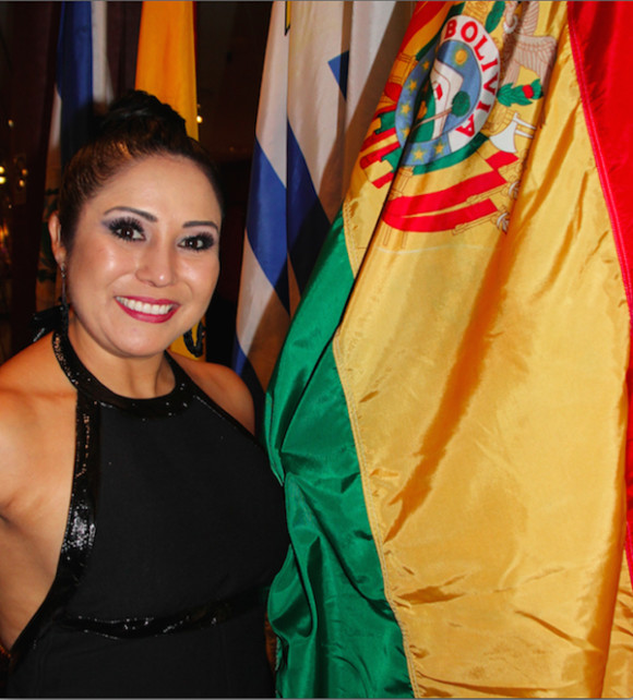 Tania Miroshca Arana, naci&oacute; en La Paz, Bolivia, ha sido directiva durante los &uacute;ltimos cinco a&ntilde;os. Es vocal del Comit&eacute; de Damas que tiene a cargo la organizaci&oacute;n y realizaci&oacute;n del Reinado, el cual ha comenzado a trabajar para elegir a la nueva soberana que participar&aacute; en el 51r Desfile de la Hispanidad sobre la 5a Ave.a de Manhattan en octubre.