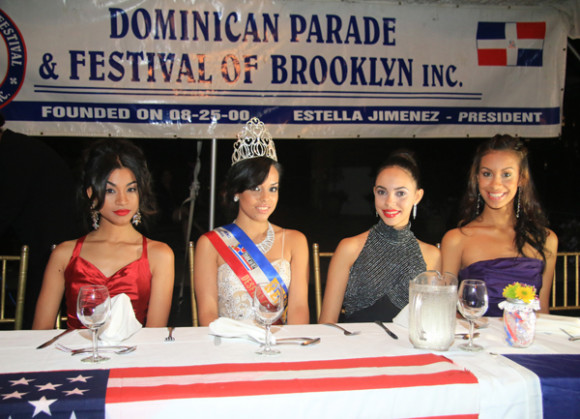 Candidatas del 2014 al Reinado Juvenil del Desfile Dominicano de Brooklyn invitan a las jóvenes y niñas desde 5 a 24 años de edad a participar en el certamen 2015.