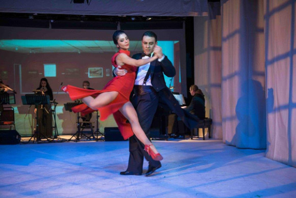 Casi iban por los aires el elenco de Tango 5 sentidos, una prominente producción de Ángel Gil Orrios.