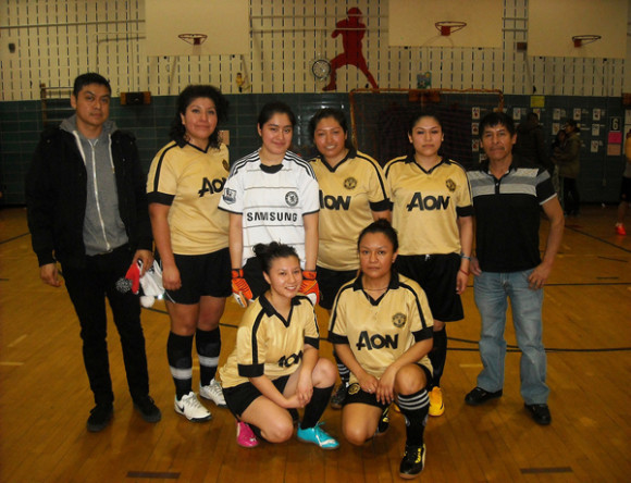 Las jovencitas del equipo Manchester, acompa&ntilde;adas por sus respectivos dirigentes, que este domingo 22 de marzo, disputar&aacute;n un cupo para entrar a ronda de semifinales en la Liga de F&uacute;tbol &Aacute;ngeles en Brooklyn. (Foto: Buki Chapin).