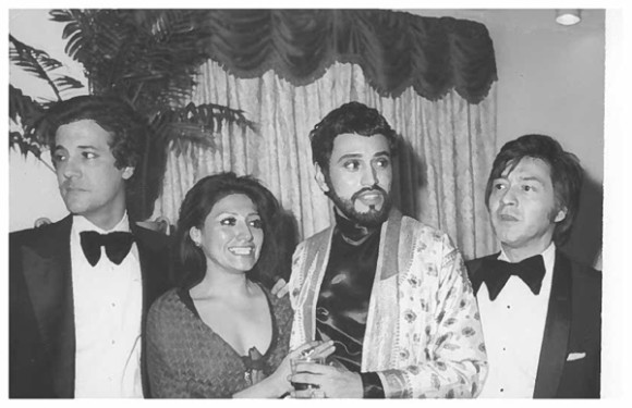Manolo García Oliva, Teresa Yenque, Manuel Yesckas y Carlos Navedo, durante una recepción al finalizar la entrega de premios ACE en los años setenta.