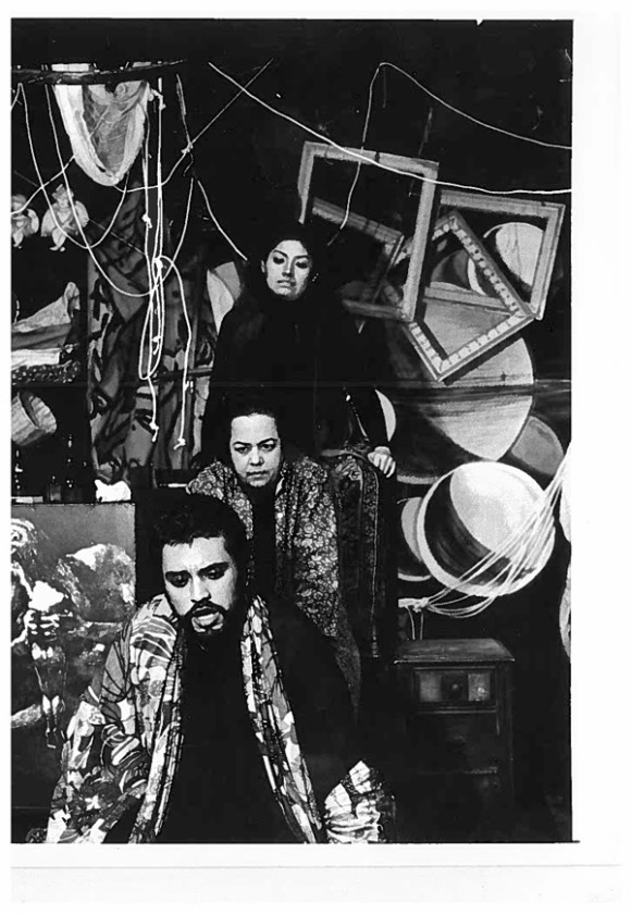 Manuel Yesckas, Silvia Brito y Teresa Yenque, en La noche de los asesinos, dirección Dumé.