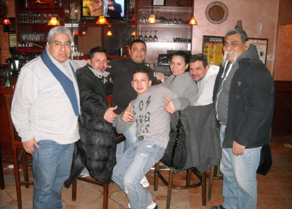 As&iacute; fue como algunos de los invitados especiales y dirigentes deportivos estuvieron compartiendo en la 'regia' inauguraci&oacute;n del restaurante salvadore&ntilde;o "Puerta del Sol". Este domingo tendr&aacute; la transmisi&oacute;n del cl&aacute;sico Real Madrid-Barcelona. (Foto: Buki Chapin).