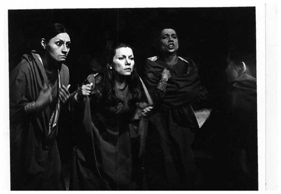 Teresa Yenque, Doris Castellanos y Leonor Dátil, en La casa de Bernarda Alba, dirección Max Ferrá.