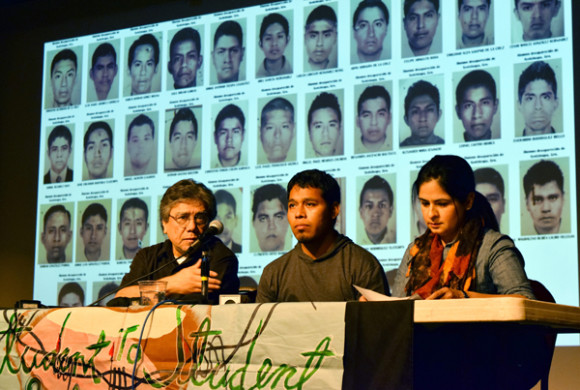 (i-d) Julio César Guerrero, Omar García y Verónica Carmona hablan a la prensa en San Antonio, Texas.