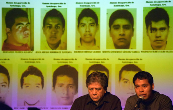 (i-d) Julio César Guerrero y Omar García hablan a la prensa en San Antonio, Texas.