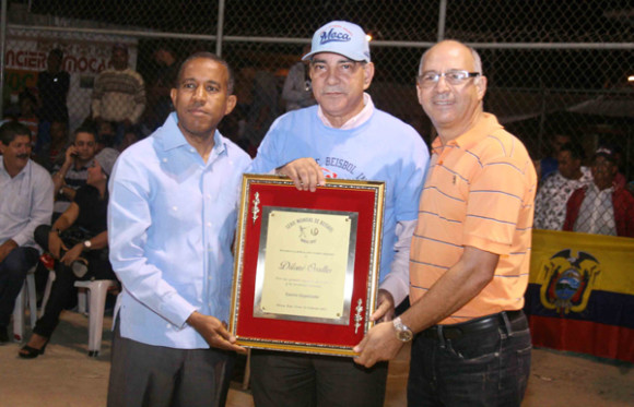 Dilon&eacute; Ovalles dedicado el junto evento recibe la placa de Juan Francisco Caraballo (INTABACO) y Santiago Cabrera (Chago de (MIDEREC).