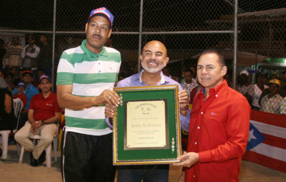 El licenciado Domingo Hern&aacute;ndez, editor deportivo del matutino La Informaci&oacute;n recibe en nombre del prestigioso peri&oacute;dico de manos de Luis Rodr&iacute;guez (Regidor) y Remberto Cruz (Sindico de Moca).