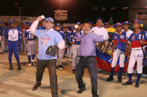 Dilon&eacute; Ovalles y Domingo Hern&aacute;ndez realizan el saque de honor de la Serie Mundial de B&eacute;isbol Infantil Moca 2015.
