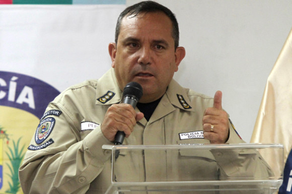 Manuel Eduardo P&eacute;rez Urdaneta, director de la Polic&iacute;a Nacional de Venezuela, hablando en la inducci&oacute;n del Programa de Formaci&oacute;n Escuela para Padres, en Caracas, Venezuela. El Gobierno de Estados Unidos orden&oacute; implementar sanciones contra altos funcionarios venezolanos, entre ellos P&eacute;rez Urdaneta, en respuesta a los episodios de represi&oacute;n y las violaciones de derechos humanos ocurridas en el &uacute;ltimo a&ntilde;o en el pa&iacute;s suramericano y a ra&iacute;z de las protestas contra el Ejecutivo de Nicol&aacute;s Maduro que comenzaron en febrero de 2014. 
