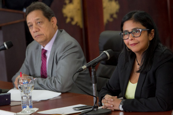 La ministra de Relaciones Exteriores de Venezuela, Delcy Rodriguez (d), participa en una rueda de prensa acompa&ntilde;ada del ministro de Petr&oacute;leo y Miner&iacute;a de Venezuela, Asdr&uacute;bal Ch&aacute;vez (i), en la ciudad de Caracas (Venezuela). La canciller de Venezuela, Delcy Rodr&iacute;guez, dijo hoy que "pronto" responder&aacute; a la orden impartida por el presidente de EEUU, Barack Obama, de aplicar y ampliar las sanciones aprobadas recientemente por su Gobierno contra Venezuela. "Nosotros no queremos mezclar las pol&iacute;ticas internacionales y pronto daremos a conocer la respuesta de Venezuela sobre el alcance de estas declaraciones", dijo Rodr&iacute;guez en una rueda de prensa convocada para abordar otros asuntos internacionales. 