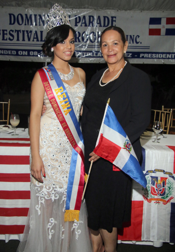 La Presidenta del Desfile Dominicano y Festival de Brooklyn, Estela Jimenez, resalta la importancia de fomentar la cultura quisqueyana de Brooklyn junto a Stephanie Duran, reina del desfile 2014.