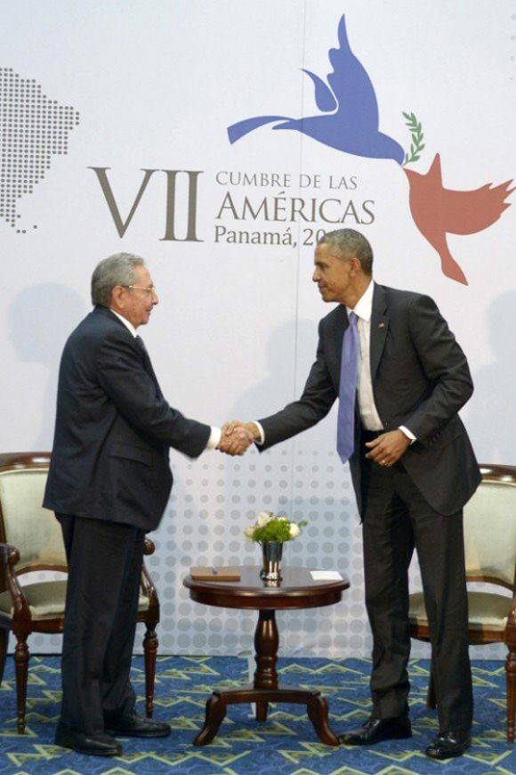 El presidente de Cuba, Ra&uacute;l Castro (i), estrechando la mano de su hom&oacute;logo de EE.UU., Barack Obama (d), durante una hist&oacute;rica reuni&oacute;n, en la VII Cumbre de jefes de Estado y de Gobierno de las Am&eacute;ricas que se celebr&iacute;o en la Ciudad de Panam&aacute;.