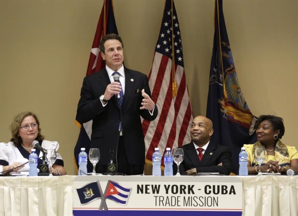El gobernador de Nueva York, Andrew Cuomo (2i), habla hoy, lunes 20 de abril de 2015, en La Habana, mientras participa en un foro entre empresas de Cuba y Nueva York, junto a, de izquierda a derecha, la ministra de Cooperación Económica e Inversión Extranjera, Marilú Beniam, el portavoz de la Asamblea Estatal de Nueva York, Carl E. Heastie, y la senadora de Nueva York, Andrea Stewart-Cousins.