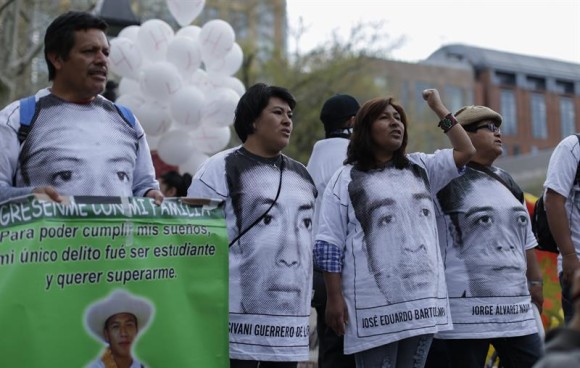 De izquierda a derecha, los familiares de tres de los 43 estudiantes mexicanos desaparecidos, Clemente Rodr&iacute;guez, padre de Christian Rodr&iacute;guez; Nayeli Guerrero, hermana de Joshivani Guerrero, y Mar&iacute;a de Jes&uacute;s Tlatempla, madre de Jos&eacute; Eduardo Bartolo, participan en la marcha hacia la sede de las Naciones Unidas.