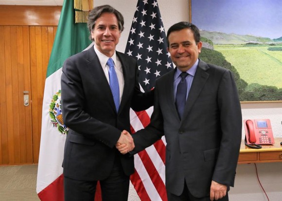 El secretario de Economía, Ildefonso Guajardo (d) y el subsecretario estadounidense de Estado, Antony Blinken (i), se saludan durante un encuentro en la capital de México. Los Gobiernos de México y Estados Unidos revisaron los avances registrados en materia de cooperación bilateral en el primer día de visita del subsecretario estadounidense de Estado, Antony Blinken, al país latinoamericano.