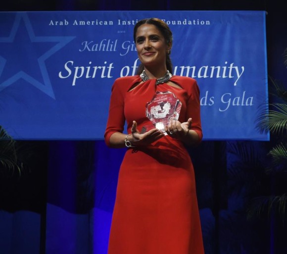  La actriz mexicano-estadounidense Salma Hayek recibe el "Premio Kahlil Jibran al compromiso con el Esp&iacute;ritu de la Humanidad" de la Fundaci&oacute;n del Instituto &Aacute;rabe-americano (AAIF), que reconoce el trabajo y esfuerzo de personas, comunidades y organizaciones que promocionan la convivencia y la inclusi&oacute;n, en Washington. 