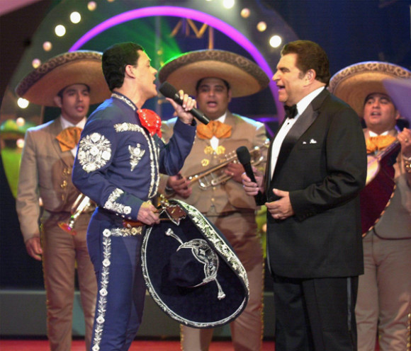 El presentador de S&aacute;bado Gigante con el cantante de rancheras Pedro Fern&aacute;ndez.