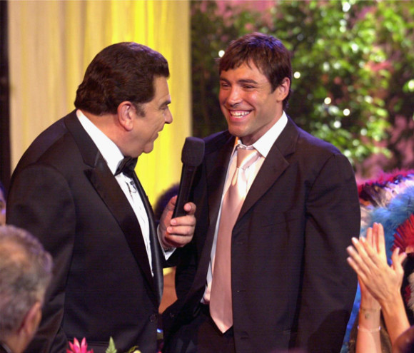 Don Francisco charla con el campe&oacute;n mundial de boxeo Oscar de la Hoya. 
