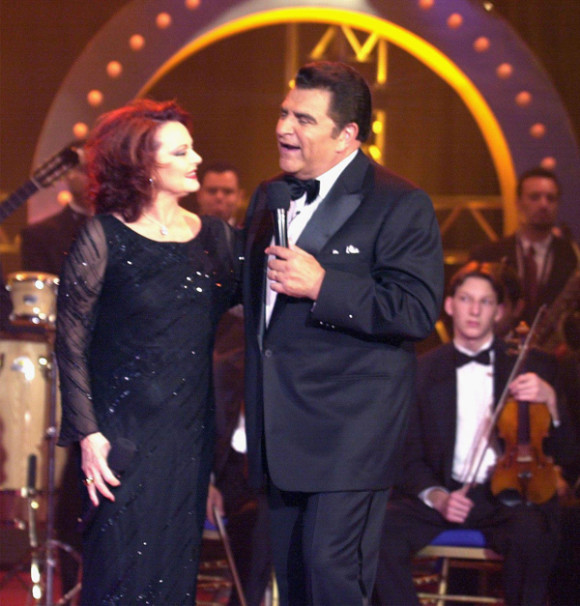 Don Francisco con la cantante espa&ntilde;ola Roc&iacute;o D&uacute;rcal.