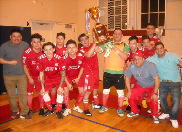 Aquí vemos a los cuzcatlecos del Robles posando con la gigantezca Copa de Campeones que conquistaron en el campeonato sabatino de la Liga Ecuatoriana de Fútbol en Brooklyn. (Foto Buki Chapin).